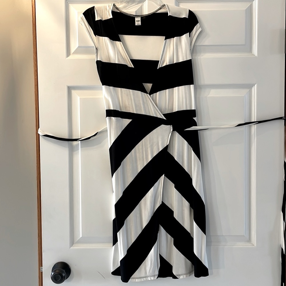 Old Navy black & White Wrap Dress - size XS